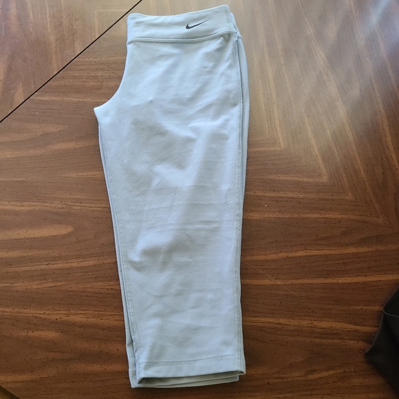 Nike crop dri-fit YOUTH SIZE - Picture 4 of 4